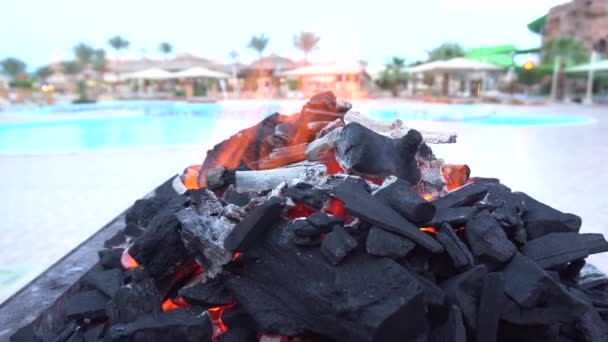 Пожар на фоне бассейна — стоковое видео