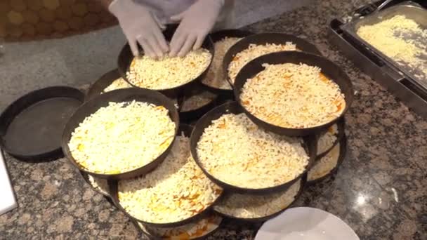 Muchos platos con pizza — Vídeo de stock