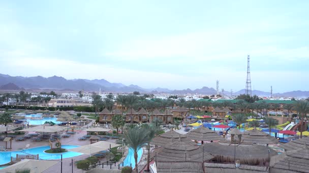 Een Hotel met een zwembad uitzicht van bovenaf — Stockvideo