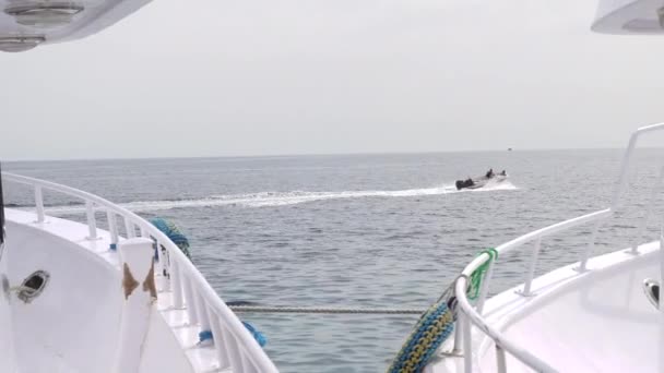 By Sea Passes Vista del barco a motor desde el barco — Vídeo de stock