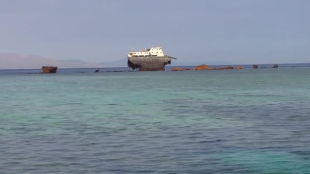 Заброшенное судно в море — стоковое видео