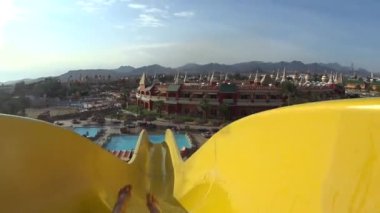 Erkek su slayttan iniyor