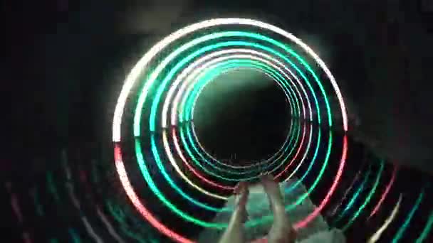 Человек, плывущий по разноцветному тоннелю — стоковое видео