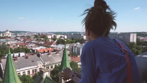 Femme Voir les vues de la ville — Video