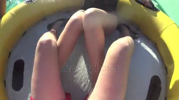 Возбужденная парочка, скользящая по водному горке — стоковое видео