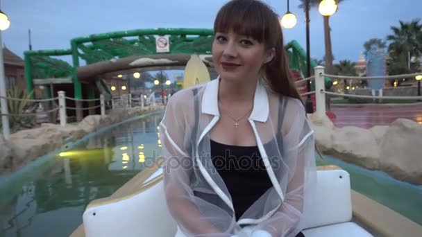 Задоволена молода дівчина насолоджується поїздкою Гондоли — стокове відео