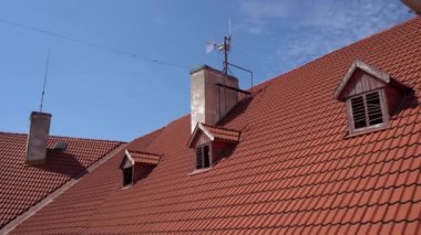 Dormer Windows ile eski kırmızı çatı