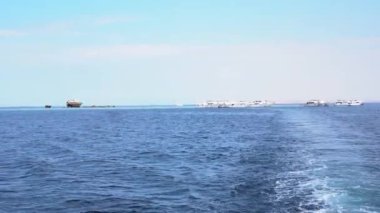 Hızlı tekneler izleme mavi denizin üzerinde