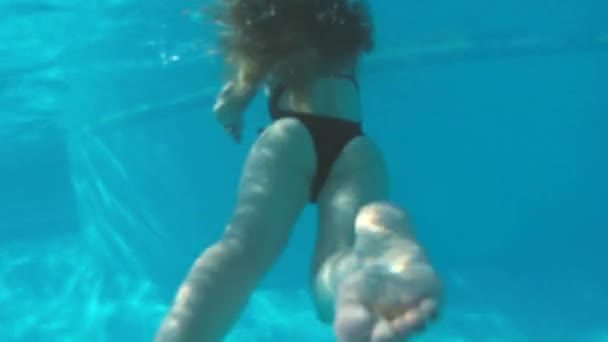 Femeie sexy în costum de baie negru scufundări în piscină — Videoclip de stoc