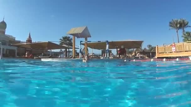 Plan sous-marin d'une femme dans une piscine — Video