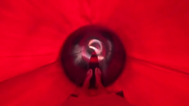Гоп людини ковзання в тунелі слайд — стокове відео