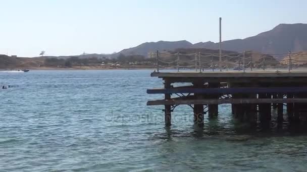 Houten Pier en schepen naar de kust — Stockvideo