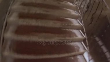 Su kaydırağı tırmanma Kauçuk halka olan adam