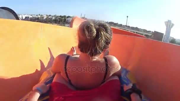 Man en vrouw rijden op Water glijden in Aqua Park — Stockvideo