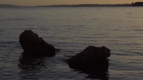 Dos piedras grandes y agua cristalina al atardecer — Vídeos de Stock