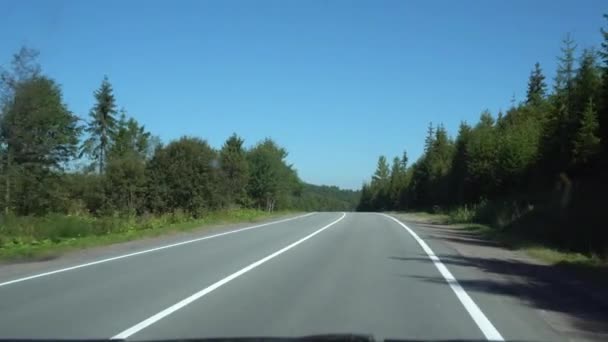 Montar en coche por carretera en un paisaje montañoso — Vídeos de Stock