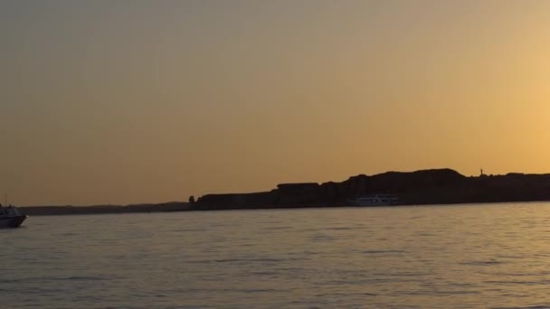 Polisen vatten Scooter flyter på Bay vid solnedgången — Stockvideo