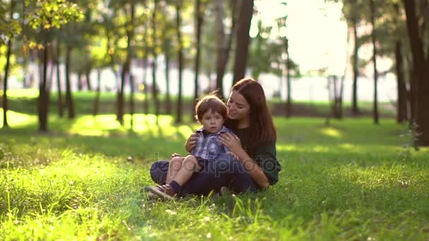 Jonge jongen niezen in het park — Stockvideo