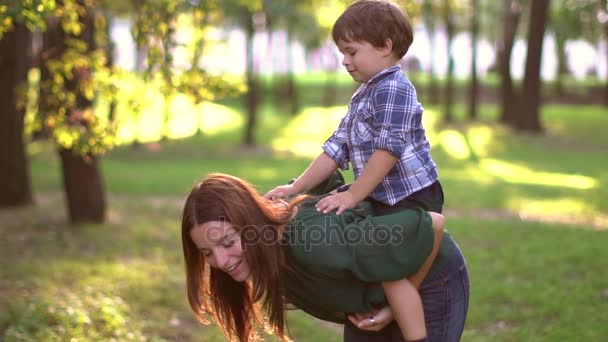Jazda na plecach matki dziecka — Wideo stockowe