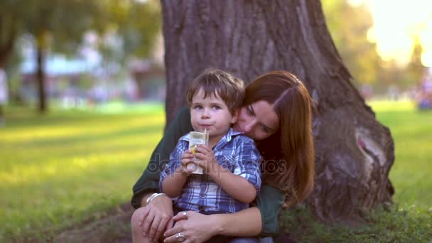 El muchacho bebe el jugo de la paja — Vídeos de Stock