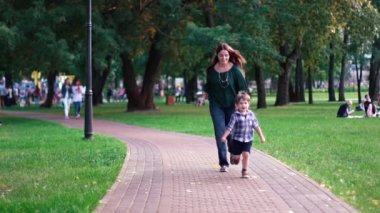 Mutlu aile oynarken ve parkta eğleniyor