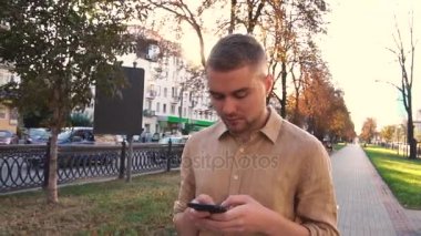sokakta yürüyen adam