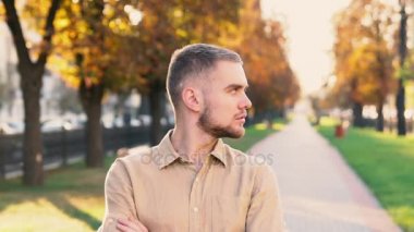 Şehir yüz portre genç adam