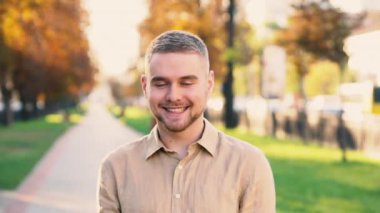 Şehirdeki mutlu genç adamın portresi.