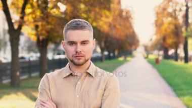 Şehirde gülümseyen ciddi beyaz adam portresi ağır çekim