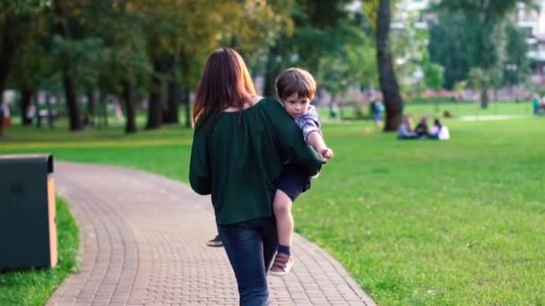 Ευρωπαϊκό μαμά κρατώντας στο χέρι το παιδί — Αρχείο Βίντεο