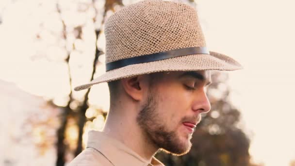 Retrato de un hombre caucásico lindo y serio usando un sombrero de perfil — Vídeo de stock