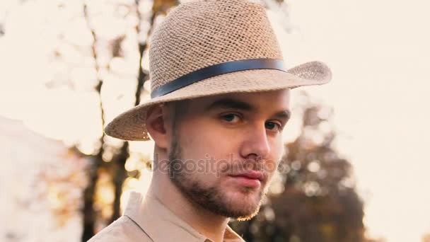 Retrato de un hombre caucásico lindo serio usando un sombrero — Vídeo de stock