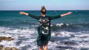 Kız deniz karşı havada kollarını germe