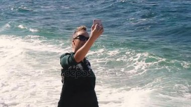 Smartphone gülümseyen mutlu selfie alarak Beach kız.