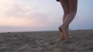 kum üzerine yürüyen kadın