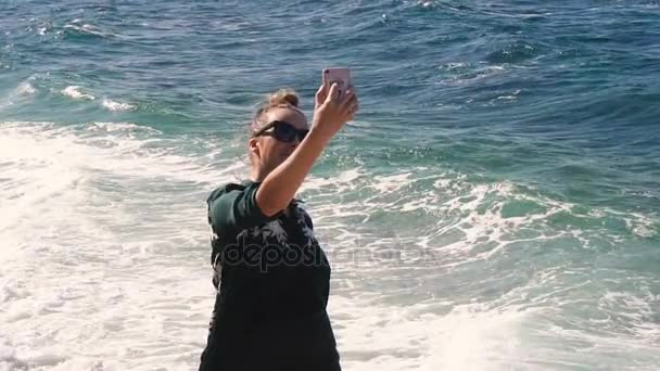 Selfie 스마트폰 미소와 행복을 복용 하는 해변 소녀. — 비디오