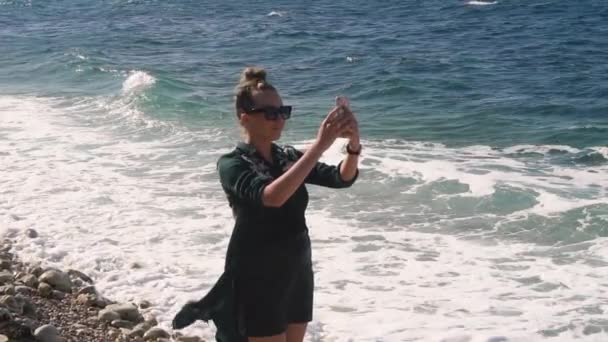 Mujer de vacaciones tomando una foto para sí misma — Vídeos de Stock