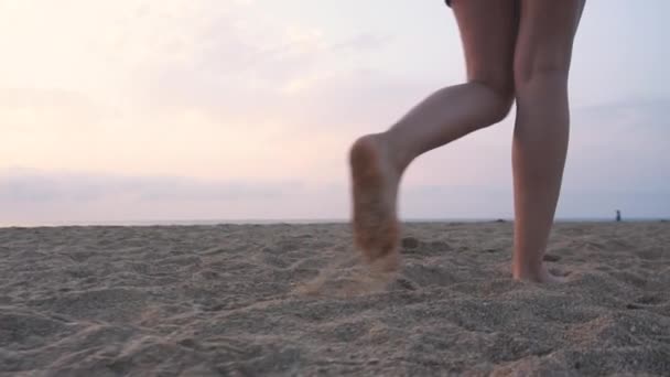 Γυναίκα που περπατά στην παραλία ξυπόλυτος ηλιοβασίλεμα steadicam πυροβόλησε — Αρχείο Βίντεο