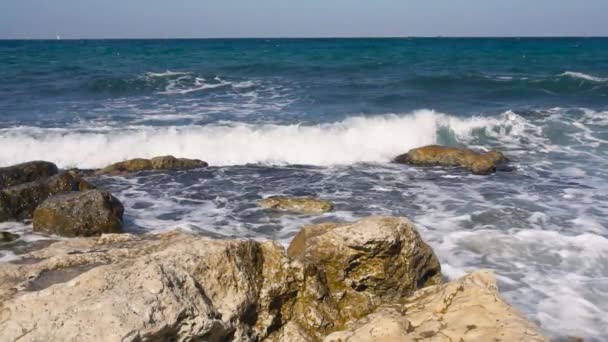 Geniş hala çekim dalgalarının bir kayalık üzerinde kırma — Stok video