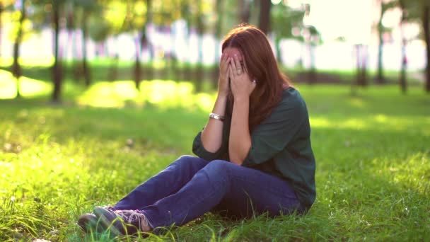 Mulher esperando um presente com um n olhos fechados com duas mãos no parque câmera lenta — Vídeo de Stock