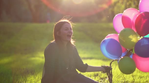 Anne ve oğlu renkli balonlar ile parkta oynarken — Stok video
