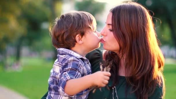 Son kysser mor på kinden mödrar dag gåva. Slow motion, hög hastighetskamera skott. Full Hd 1080p — Stockvideo