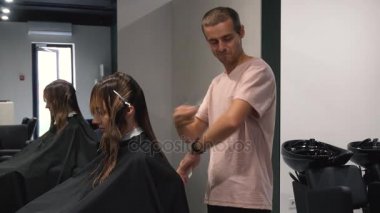 Saçını kuaförde yaptıran genç bir kadın..