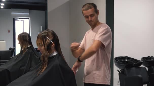 Ung kvinna klär på sig i frisörsalong. — Stockvideo