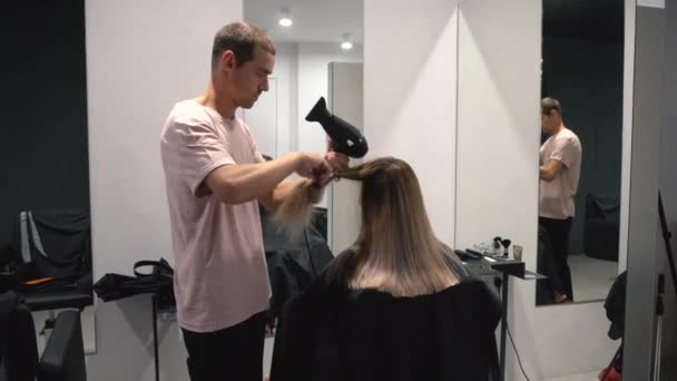 Cabeleireiro fazendo modelos de corte de cabelo para cabelos brancos. Closeup vídeo vista lateral traseira . — Vídeo de Stock