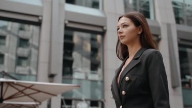 Şehirde resmi giyinmiş genç bir iş kadını.