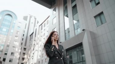 Genç, yetişkin bir iş kadını modern akıllı tonda konuşuyor.