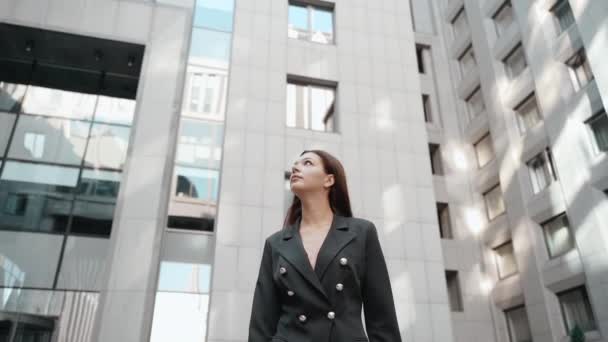 Joven mujer de negocios adulta mirando el edificio en la ciudad — Vídeos de Stock