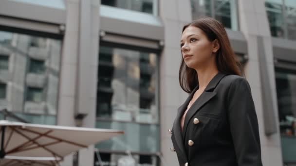 Young adult business lady in formal wear in city — Stock Video