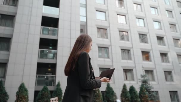 Joven mujer de negocios adulto utilizando ordenador portátil moderno — Vídeo de stock